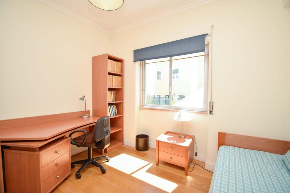 Bed, Photo of the whole room, Seating area, Bedroom