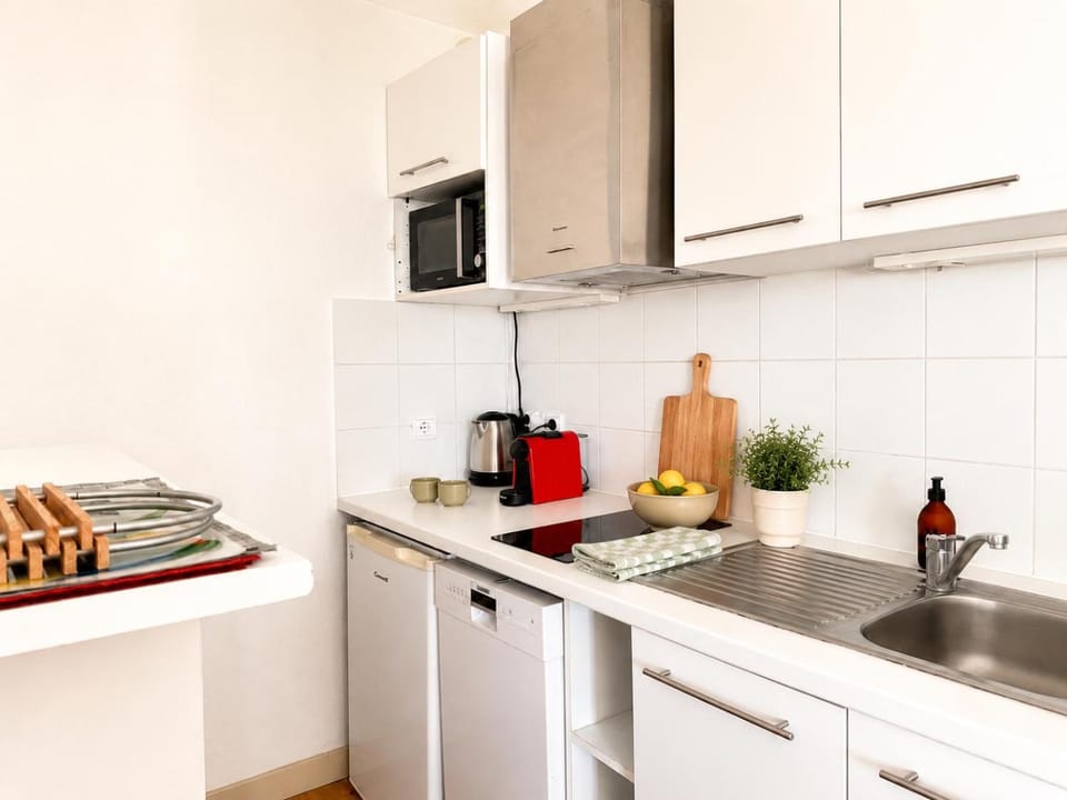 Coffee/tea facilities, stove, stove, kitchen, kitchen