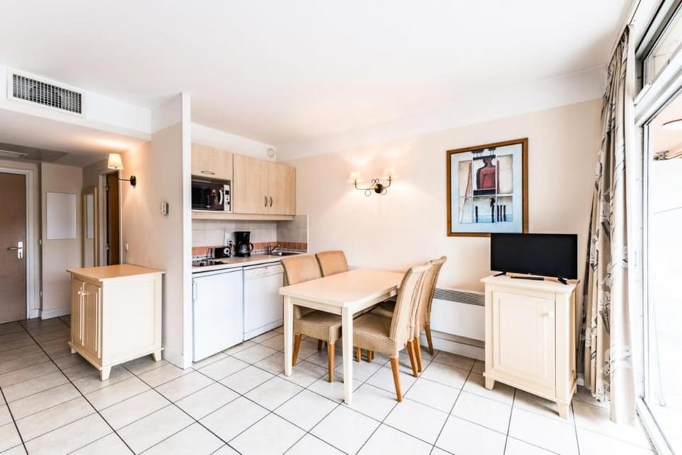 Bedroom, kitchen