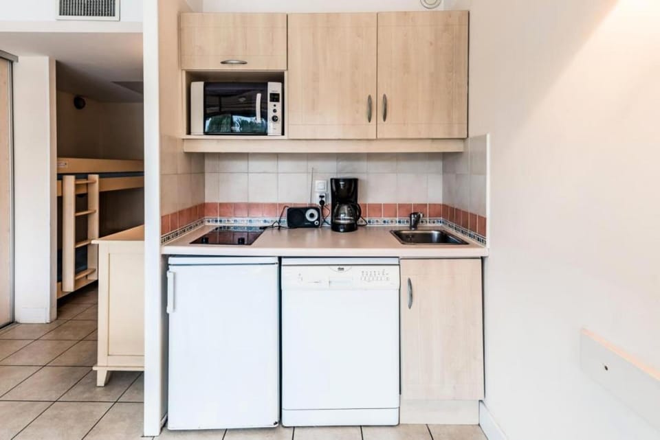 Bathroom, Coffee/tea facilities, furniture, oven, toaster, kitchen