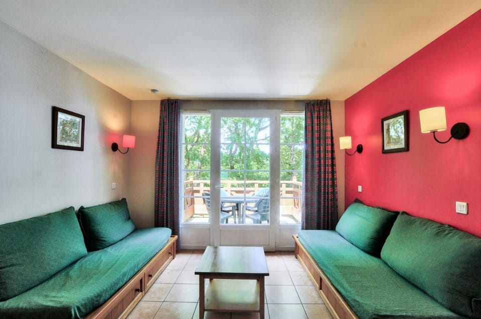 Bed, Living room, furniture