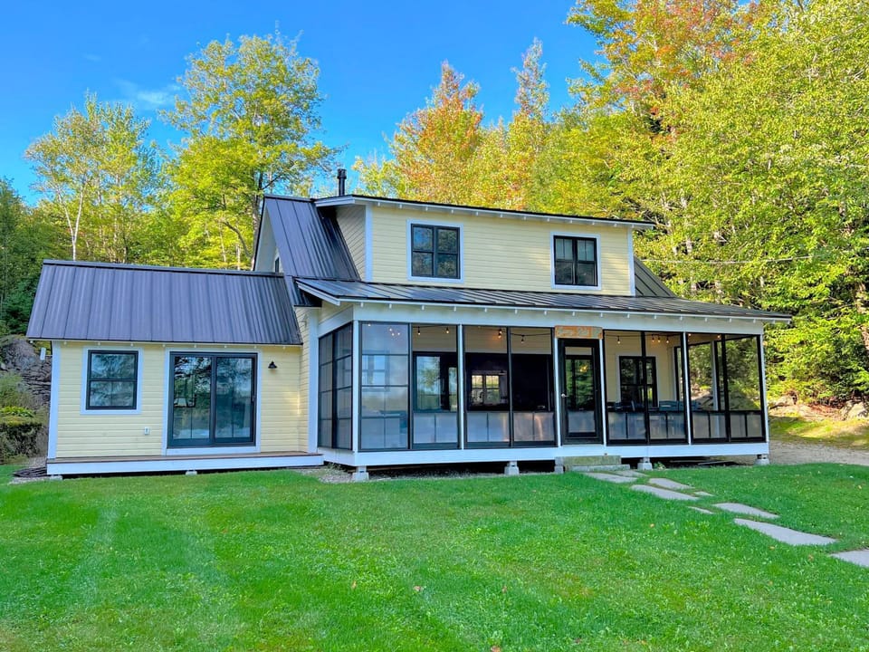 91WR Lake vibes and views at this waterfront home in the the White Mountains! Rest, relax, explore! House in Whitefield