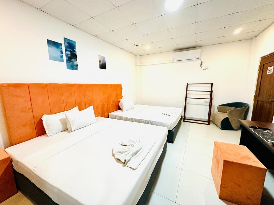 Bed, TV and multimedia, Living room, Photo of the whole room, Seating area, Bedroom, hair dresser, air conditioner