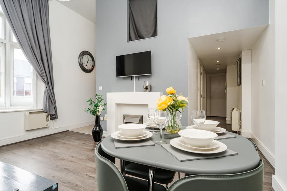 TV and multimedia, Living room, Seating area, Dining area