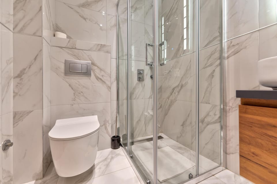 Shower, Toilet, Bathroom, towels