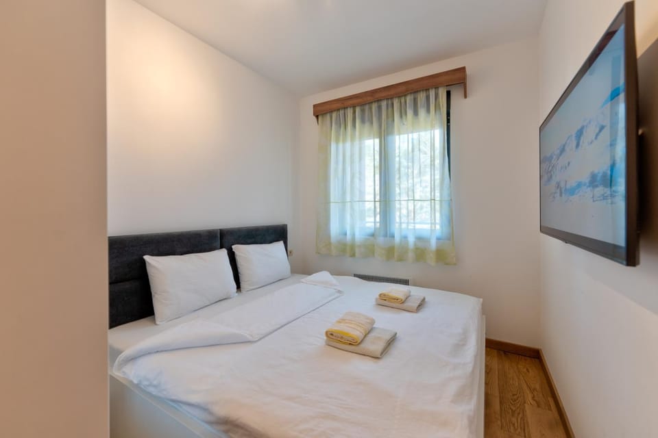 Bed, TV and multimedia, Photo of the whole room, Bedroom, towels