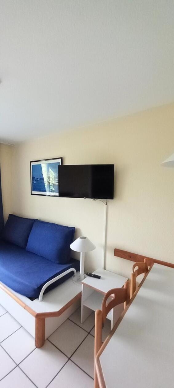 Bed, TV and multimedia, Living room