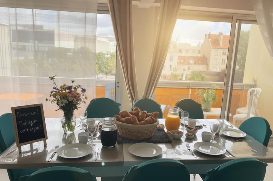 Living room, Seating area, Dining area, Breakfast, Continental breakfast, Family