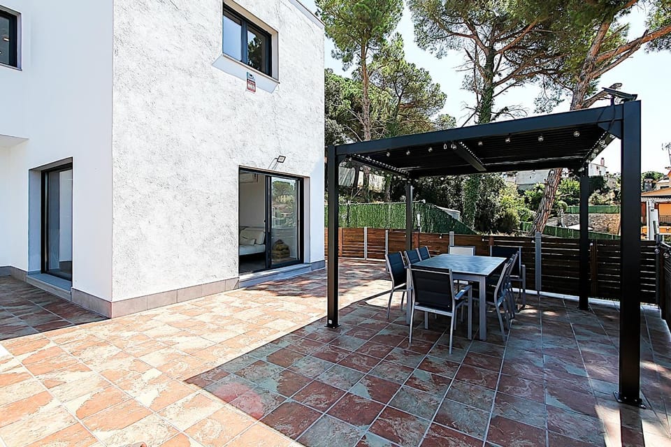 Property building, Patio, View (from property/room), Dining area