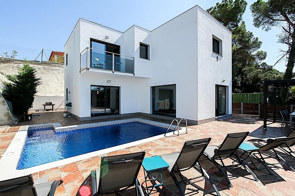 Property building, Patio, Pool view, Swimming pool, sunbed