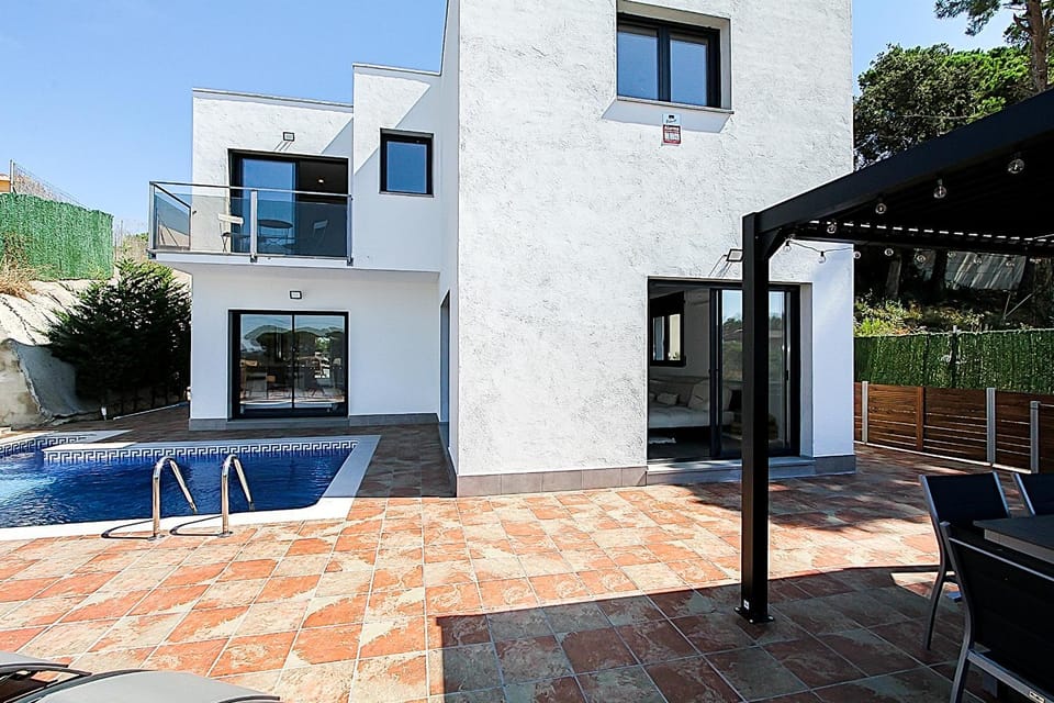 Property building, Patio, Pool view, Swimming pool, sunbed