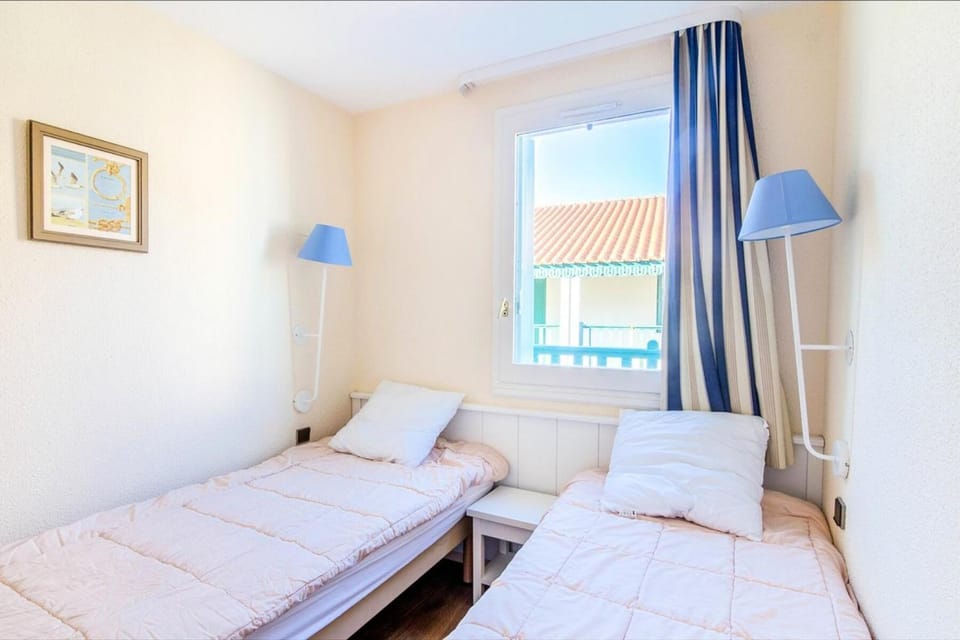 Bed, Living room