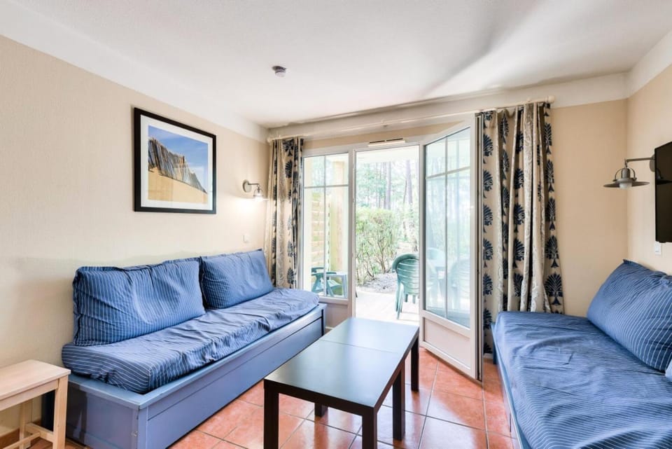 Bed, Living room, kitchen