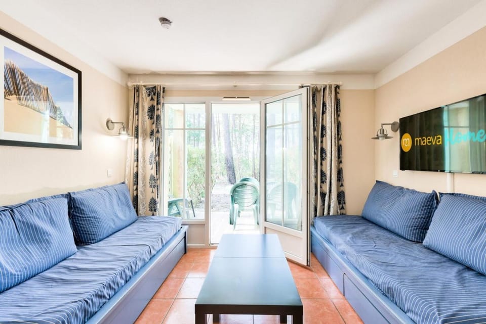 Bed, Living room, Bedroom