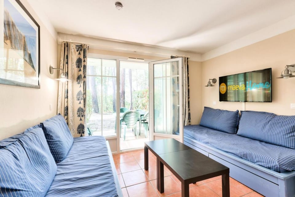 Bed, Living room, kitchen