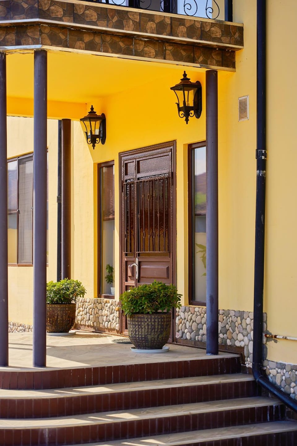 Property building, Facade/entrance, Day