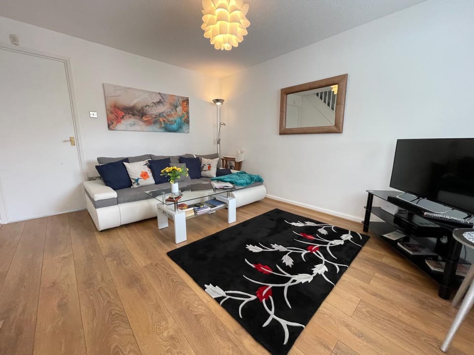 Riverside 2 Bedroom Townhouse with Car Charger Apartment in Abergavenny