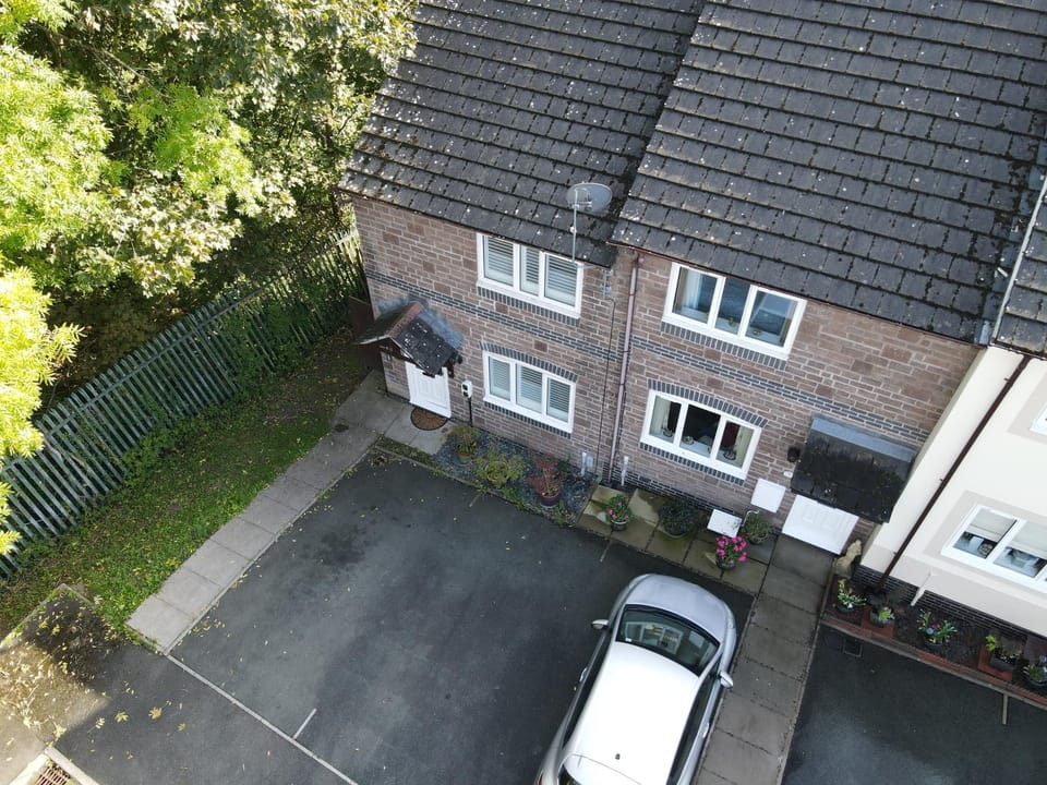 Property building, Day, Neighbourhood, Street view, Parking