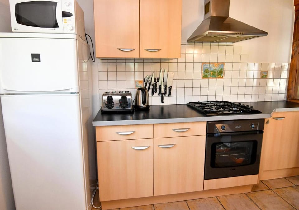Coffee/tea facilities, stove, toaster
