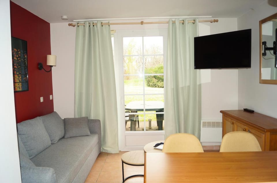 Bed, Living room