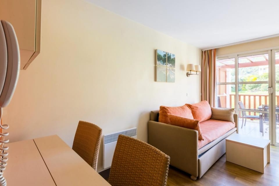Bed, Living room