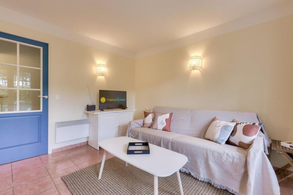 Bed, TV and multimedia, Living room