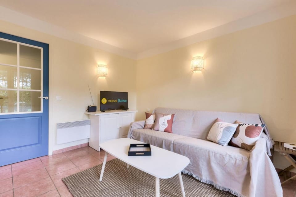 Bed, TV and multimedia, Living room