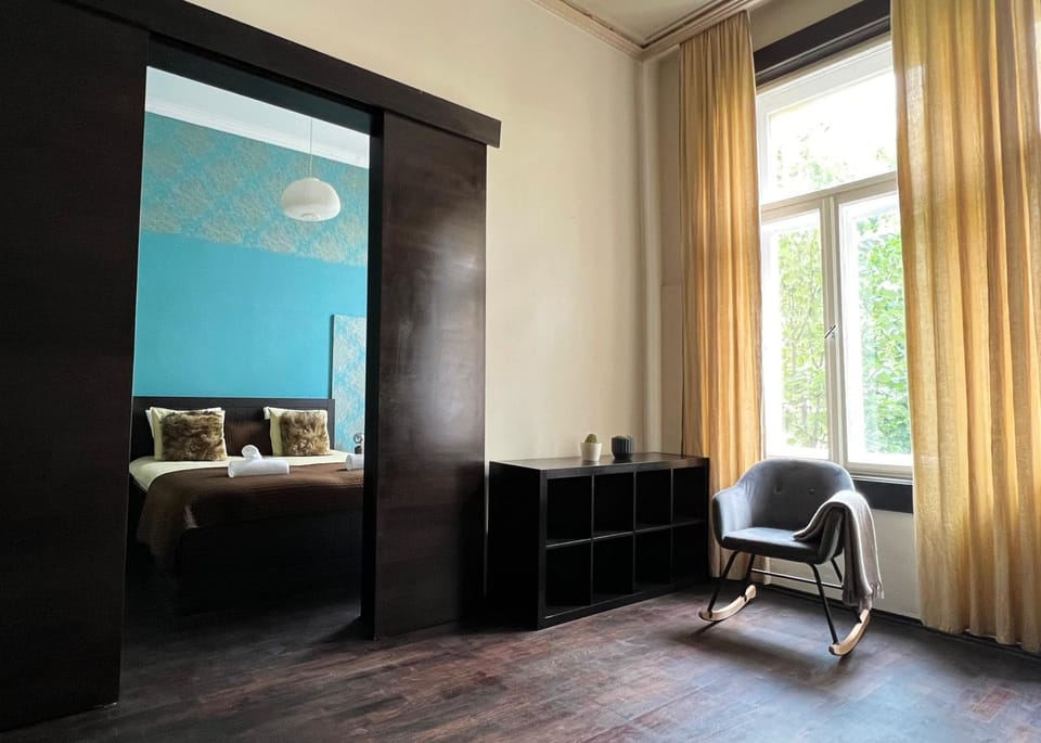 Bed, Living room, Photo of the whole room, Seating area, Bedroom, hair dresser