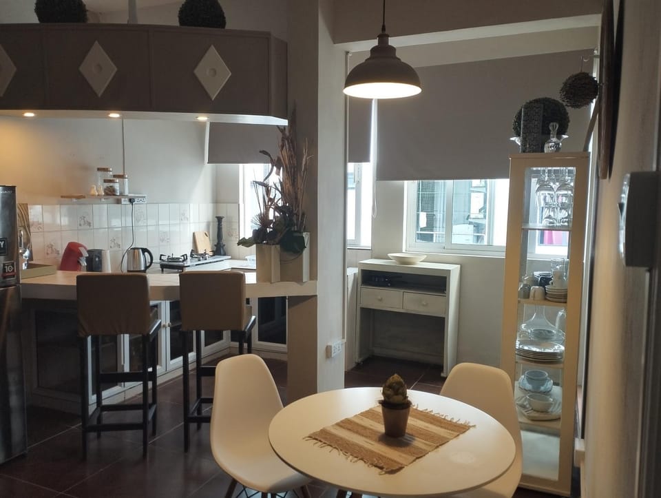 Kitchen or kitchenette, Dining area, stove