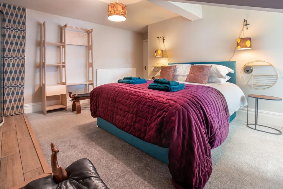 Bed, Photo of the whole room, Bedroom, towels