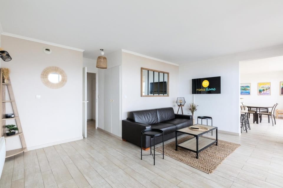 Bed, Living room, fireplace, kitchen