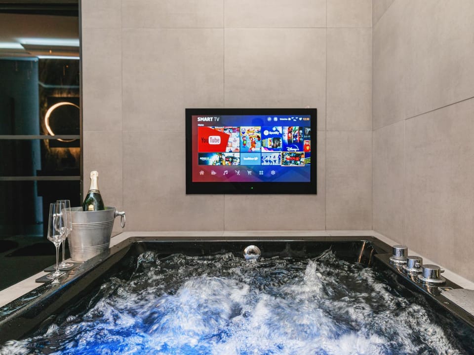 Hot Tub, Bath