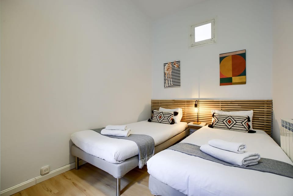 Photo of the whole room, Bedroom