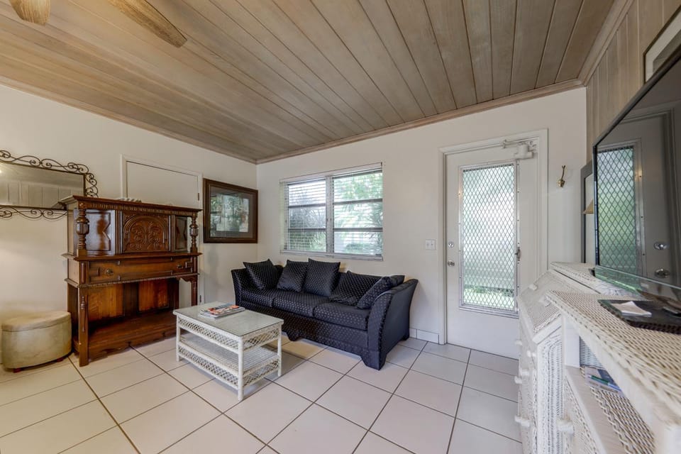 1 Block to Delray Beach + Pool Access! House in Delray Beach