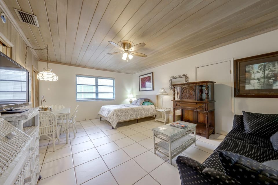 1 Block to Delray Beach + Pool Access! House in Delray Beach