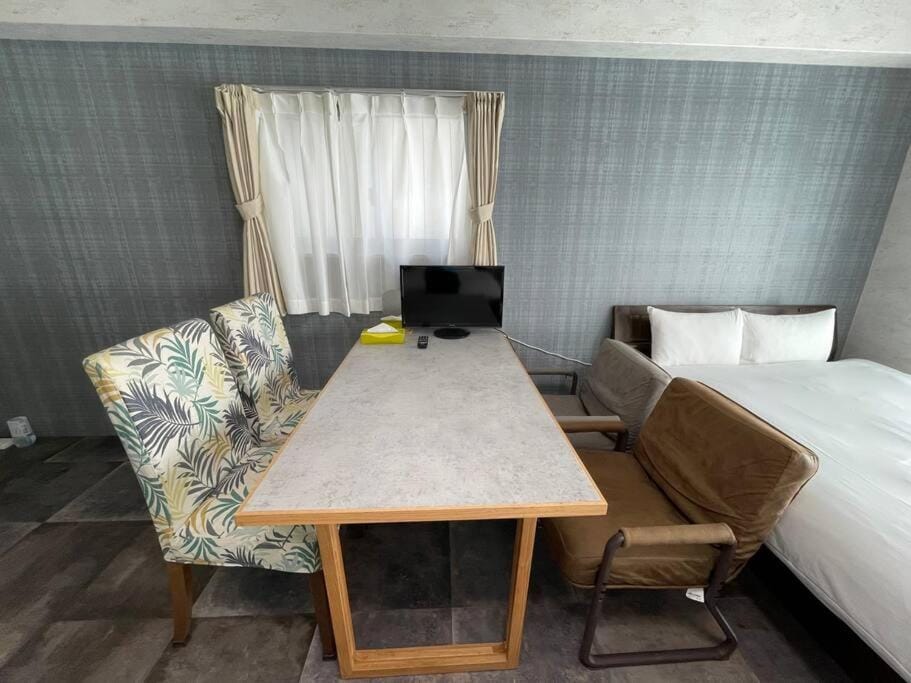 TV and multimedia, Living room, Photo of the whole room, Dining area, hair dresser