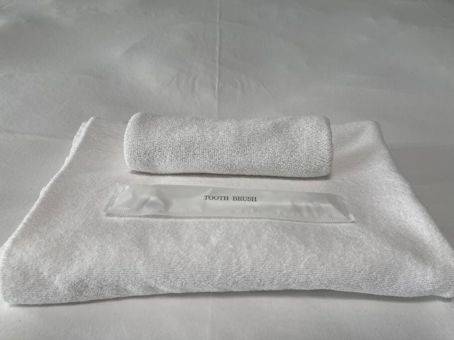 Photo of the whole room, towels