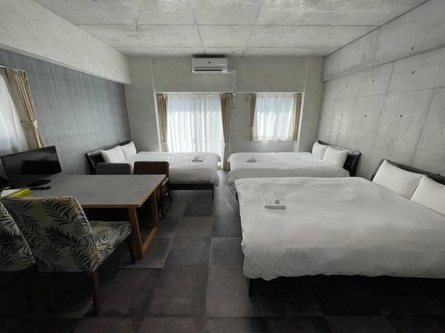 Bed, TV and multimedia, Photo of the whole room, Bedroom, towels