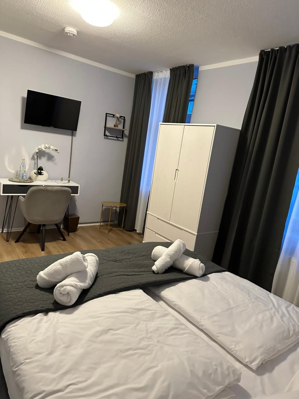 Bed, TV and multimedia, Bedroom, hair dresser, towels, wardrobe