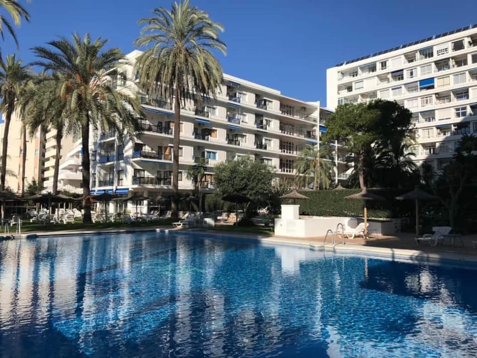 Property building, Restaurant/places to eat, Day, Garden, Pool view, Swimming pool, sunbed