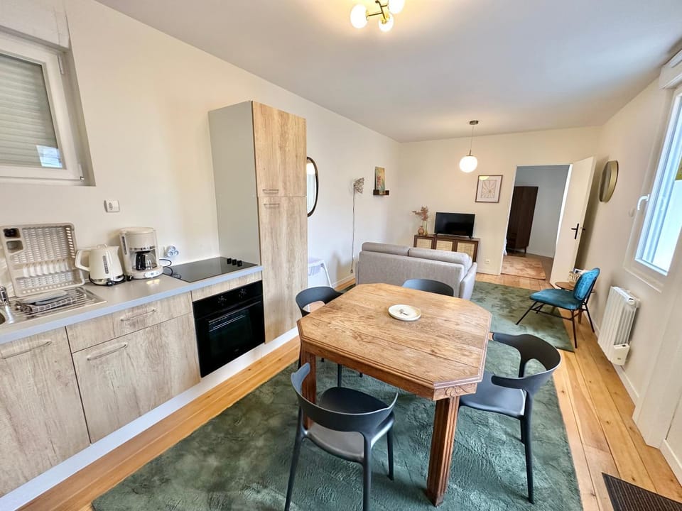 Coffee/tea facilities, Kitchen or kitchenette, Dining area, oven, stove