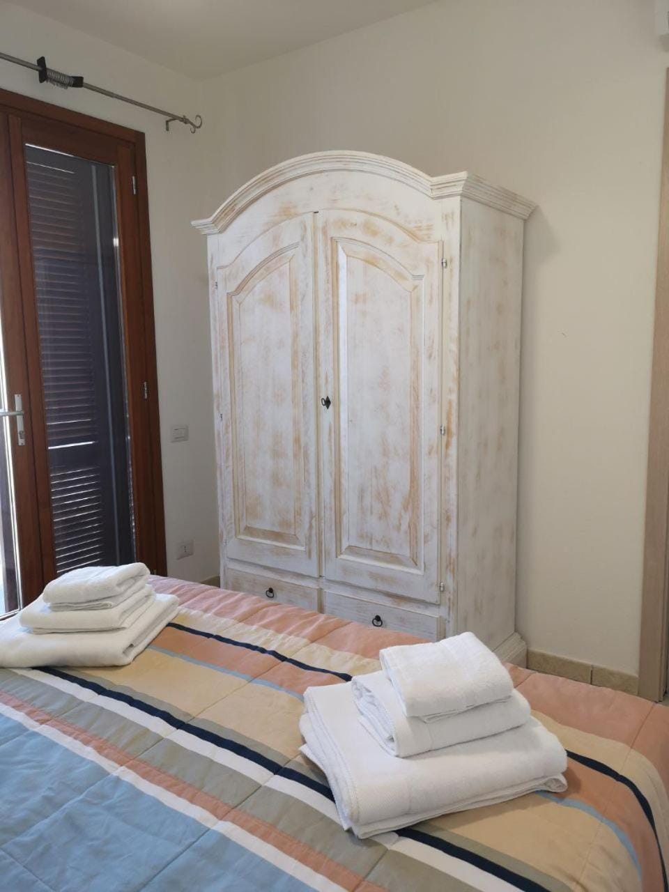 Bed, Bedroom, towels, wardrobe
