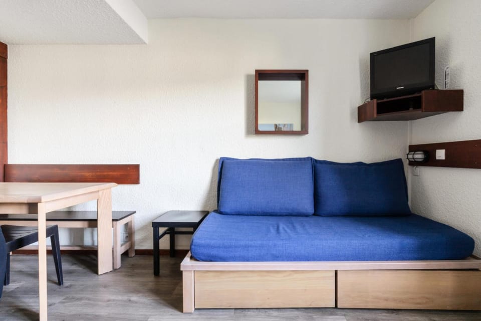 Bed, Living room