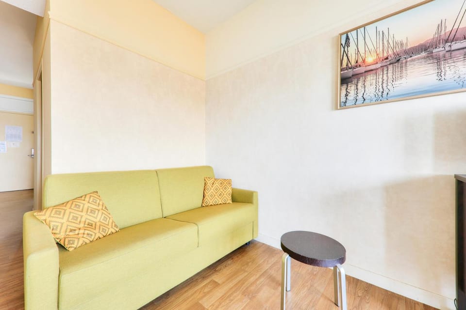 Bed, Living room, kitchen