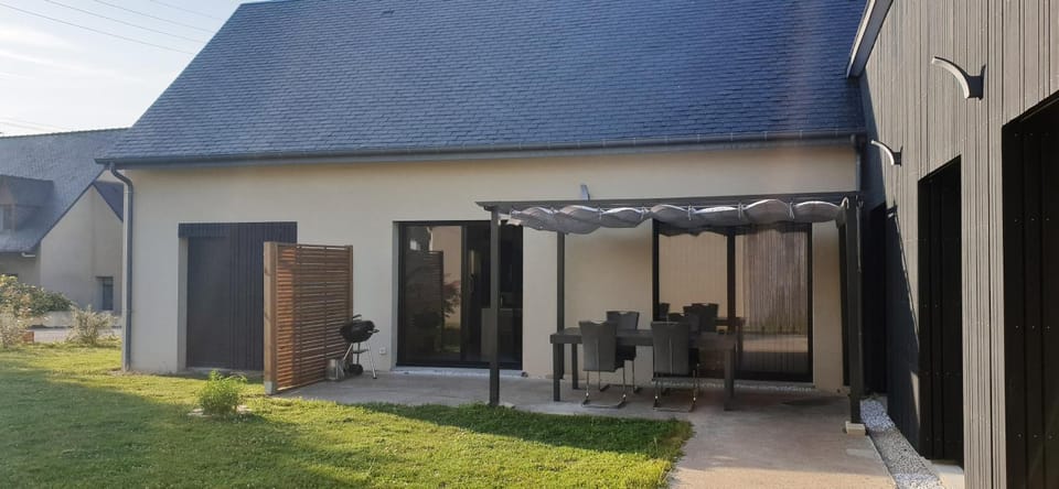 Property building, Patio, Garden, Balcony/Terrace