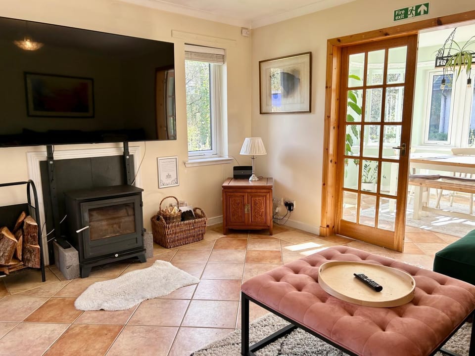 TV and multimedia, Living room, Seating area, flat iron