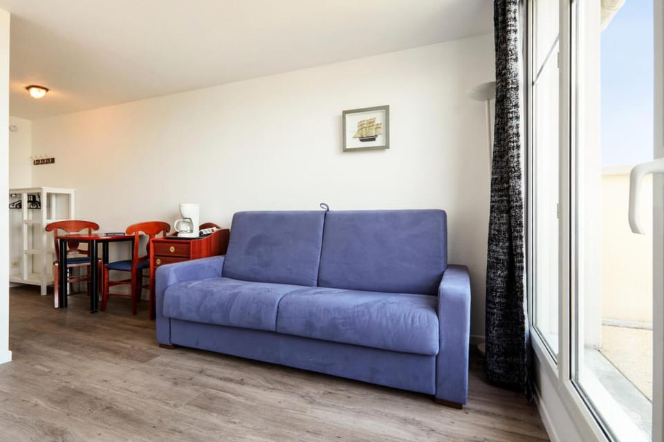 Bed, Living room
