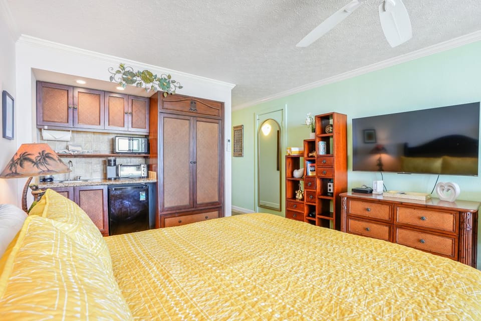 "Slice of Paradise" Oceanfront Studio at Islander on the Beach 225 Apartment in Waipouli Beach