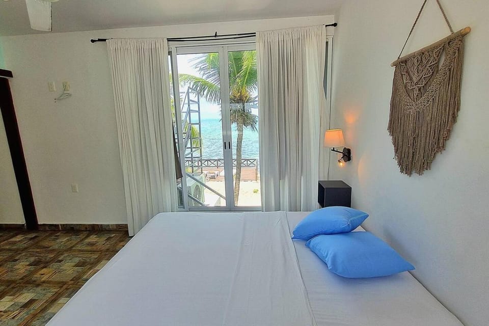 On The Beach 2 - Seaside Sunrise Haven- Sea View Apartment in Cancun