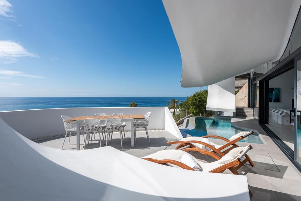 Swimming pool, sunbed